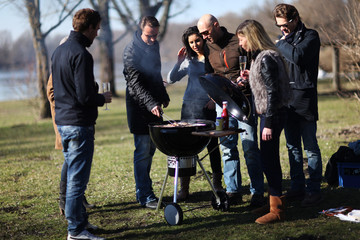 Freunde grillen draussen