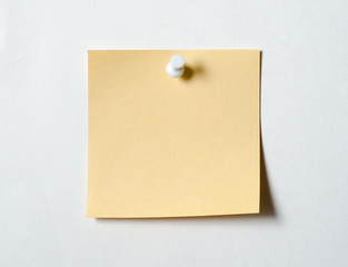 blank note paper with pin - obrazy, fototapety, plakaty