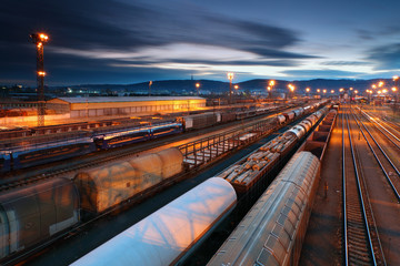 Obraz na płótnie Canvas Dworzec towarowy z pociągów