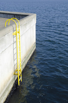 Leiter aus dem Meer, in das Meer