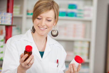 freundliche apothekerin mit medikamenten