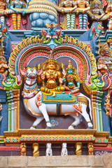 Naklejka premium Sculptures on Hindu temple tower