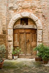 Fototapeta na wymiar Stare drzwi w budynku z cegły ....