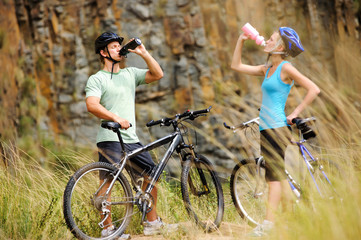 Plakat Mountain bike couple drinking