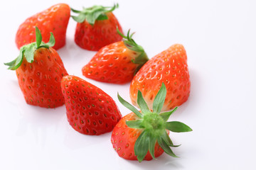 白いアクリル板上のカット苺