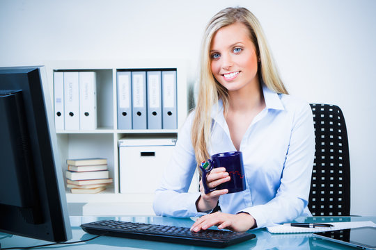 junge frau entspannt im b&uuml;ro am computer