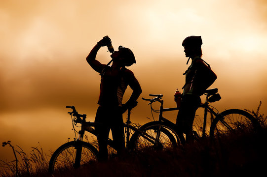 Mountain bike couple drinking