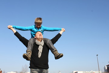 Vater und Sohn Huckepack