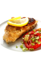 paniertes Karpfenfilet mit Tomaten als Beilage