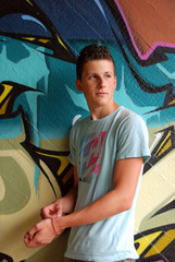 Junge vor Graffity-Wand