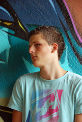 Junge vor blauer Graffity-Wand