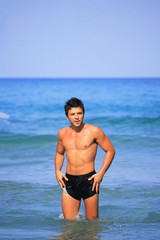 Fototapeta na wymiar man posing in a beach