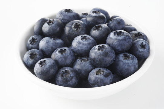 blueberry in bowl on white background