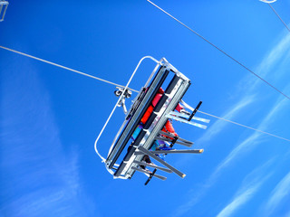 skieurs sur le télésiège