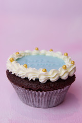 Cupcake mit goldenen Zuckerperlen
