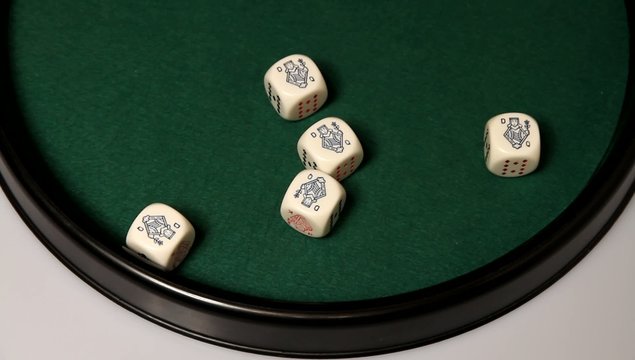 W&uuml;rfelpoker: Five of a Kind (Grande) serviert