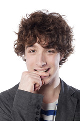 jeune homme à la coiffure tendance
