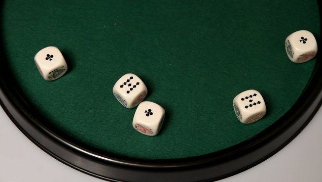 W&uuml;rfelpoker: As-Full House serviert