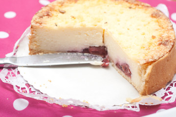 Angeschnittener Käsekuchen