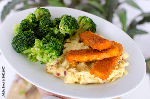 "Fischstäbchen mit Brokkoli und Kartoffelpüree" Stockfotos und ... "Fischstäbchen mit Brokkoli und Kartoffelpüree" Stockfotos und ...