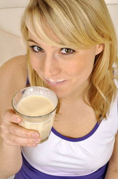 Junge Frau trinkt Milch
