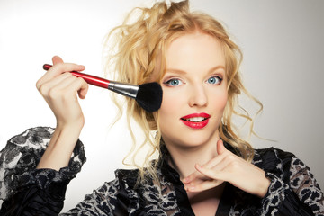 Obraz premium Charming young woman applying brush