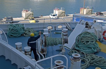 Larguer les amarres - Homme sur le pont