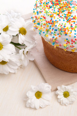 Obraz na płótnie Canvas Easter cake and white flowers
