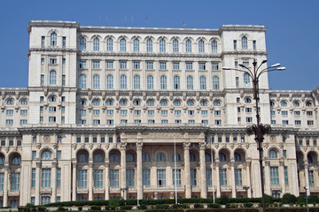 Fototapeta na wymiar Donaukreuzfahrt: Parlamentspalast in Bukarest (Rumänien)