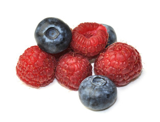 Himbeere und Heidelbeere isoliert makro