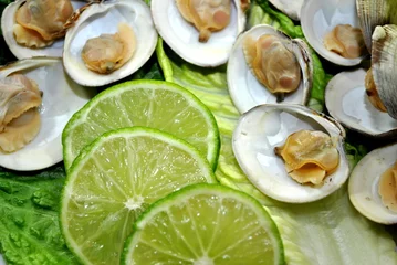Crédence de cuisine en verre imprimé Crustacés Steamers and Sliced Lime