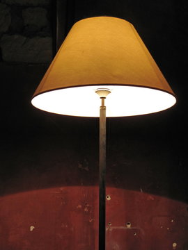 lampe jaune sur mur sombre
