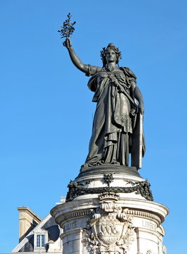 Statue de Marianne, Place de la République, Paris.