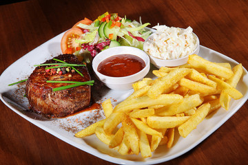 Steak Menü mit Pommes und Salat closeup