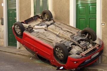 automobile ribaltata