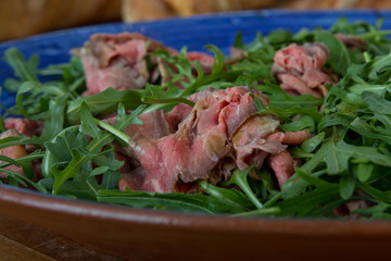 Ruccola mit Roastbeef