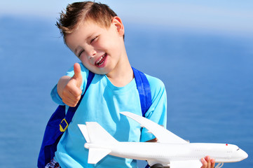 Kind mit Flugzeug