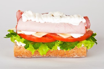 sandwich of ham lettuce and tomato