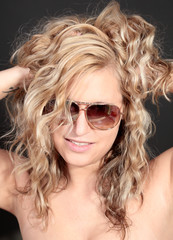Bezaubernde Junge Blonde Frau mit Brille