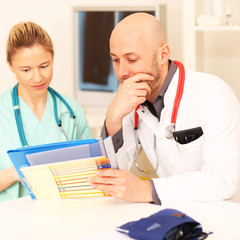 Chefarzt mit Patientenakte