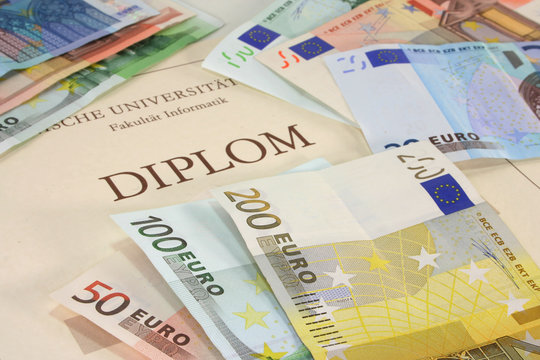 Diplom mit Euroscheinen
