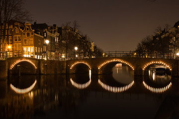Fototapeta premium Amsterdam canal at night
