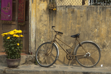 Fototapeta na wymiar Hoi An Vietnam Bicycle in front of old townhouse