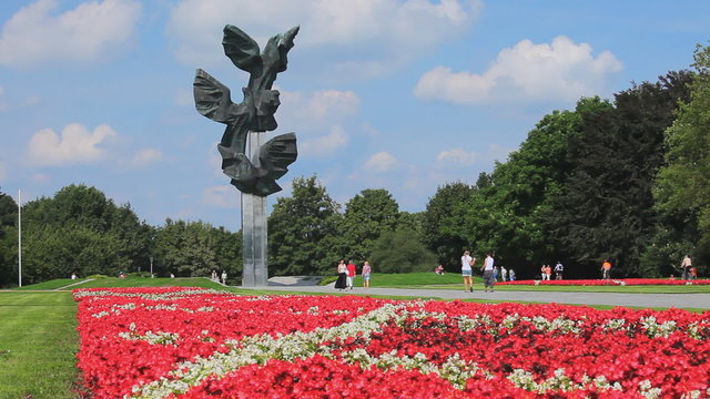 Szczecin pomnik w parku