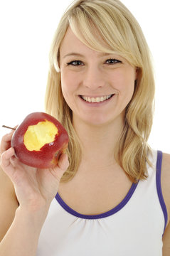 Junge Frau isst Apfel