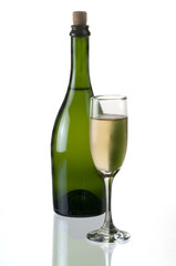 Botella con copa de vino blanco