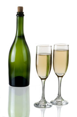 Botella con copa de vino blanco