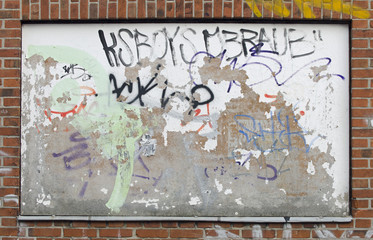 Plakatwand mit Graffiti
