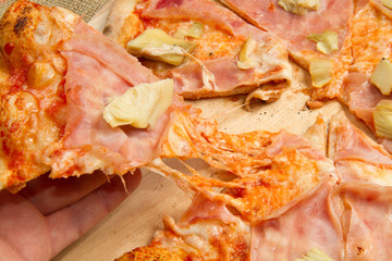 Obraz na płótnie Canvas pizza prosciutto e carciofi