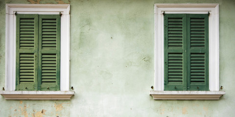 pesiane verdi di una vecchia casa